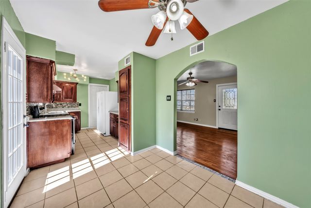 1112 E Mitchell Street, Arlington, TX 76010