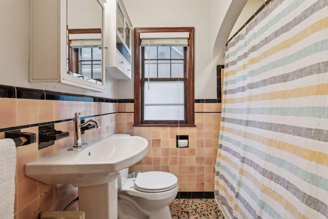 4200 Queen Avenue N, Minneapolis, MN 55412