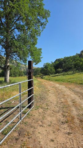 1248 Crane Lane, Yokuts Valley, CA 93675