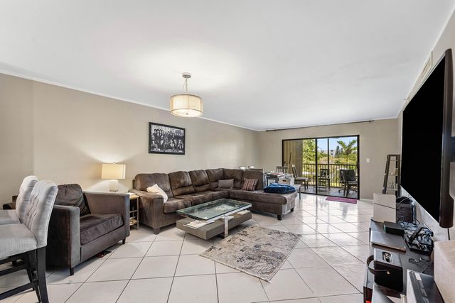 2205 S CYPRESS BEND Drive 302, Pompano Beach, FL 33069