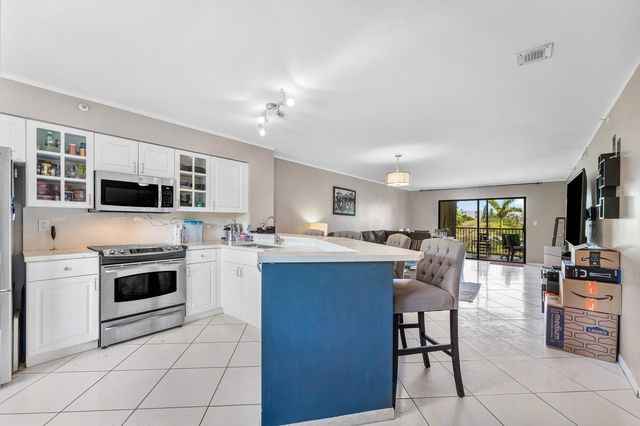 2205 S CYPRESS BEND Drive 302, Pompano Beach, FL 33069