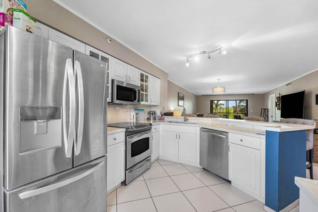 2205 S CYPRESS BEND Drive 302, Pompano Beach, FL 33069