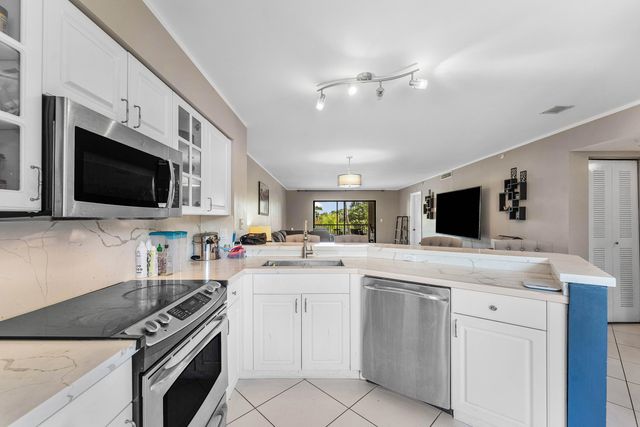 2205 S CYPRESS BEND Drive 302, Pompano Beach, FL 33069