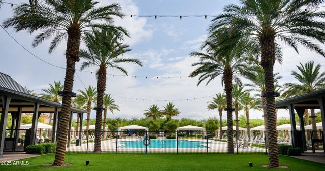 2440 W MAXIMO Way, Phoenix, AZ 85085