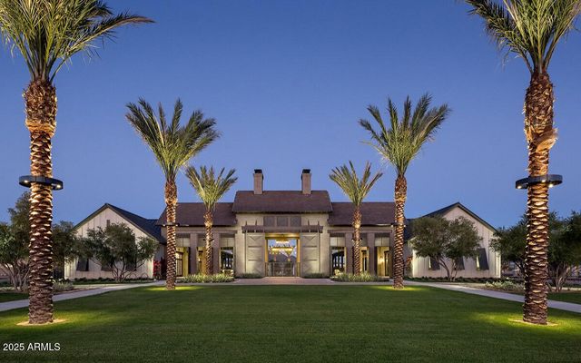 2440 W MAXIMO Way, Phoenix, AZ 85085