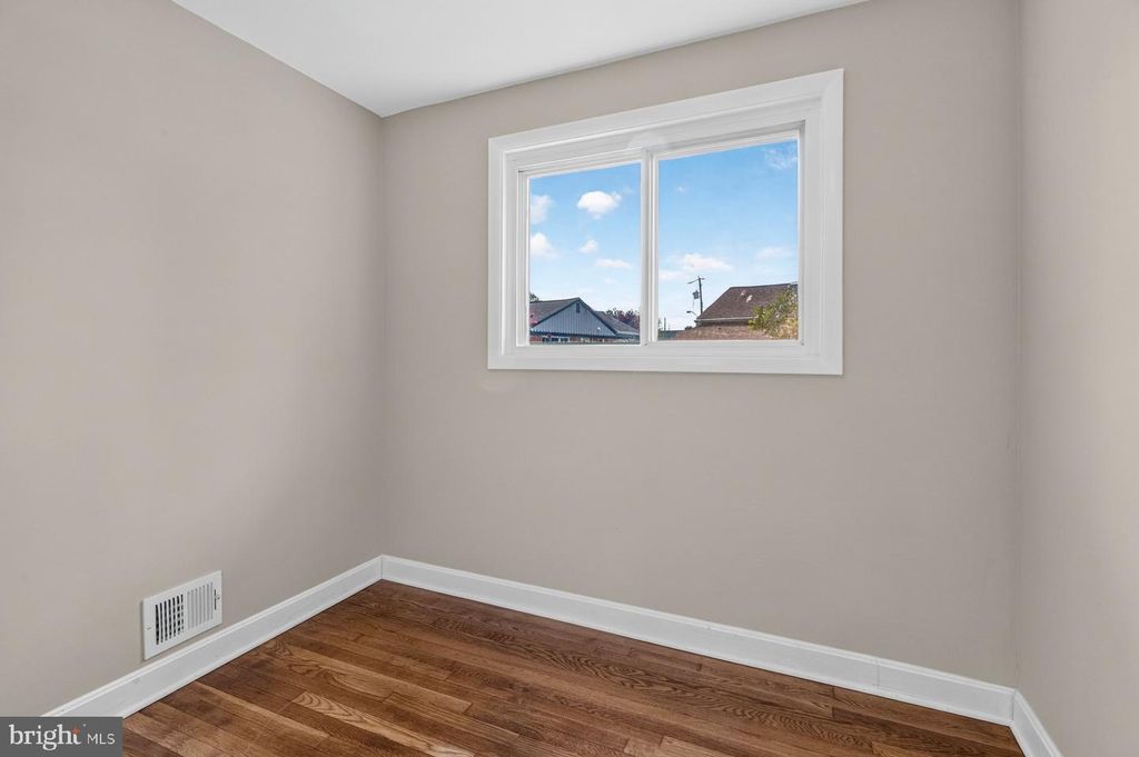 Image 11 of property listing at 7914 W PARK DR, Hyattsville, MD 20783
