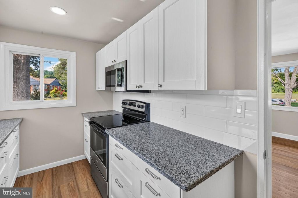 Image 14 of property listing at 7914 W PARK DR, Hyattsville, MD 20783