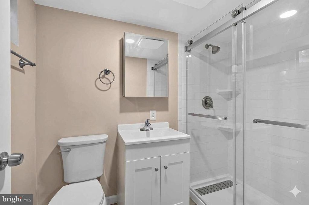 Image 17 of property listing at 7914 W PARK DR, Hyattsville, MD 20783