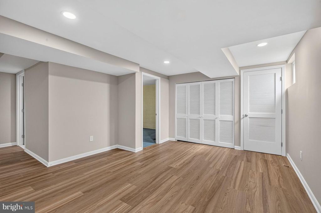 Image 18 of property listing at 7914 W PARK DR, Hyattsville, MD 20783