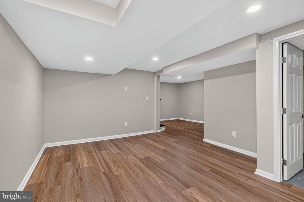 Image 20 of property listing at 7914 W PARK DR, Hyattsville, MD 20783