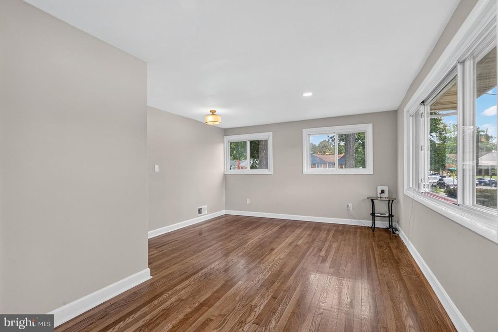 Image 3 of property listing at 7914 W PARK DR, Hyattsville, MD 20783