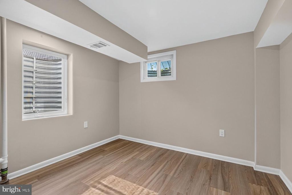 Image 21 of property listing at 7914 W PARK DR, Hyattsville, MD 20783