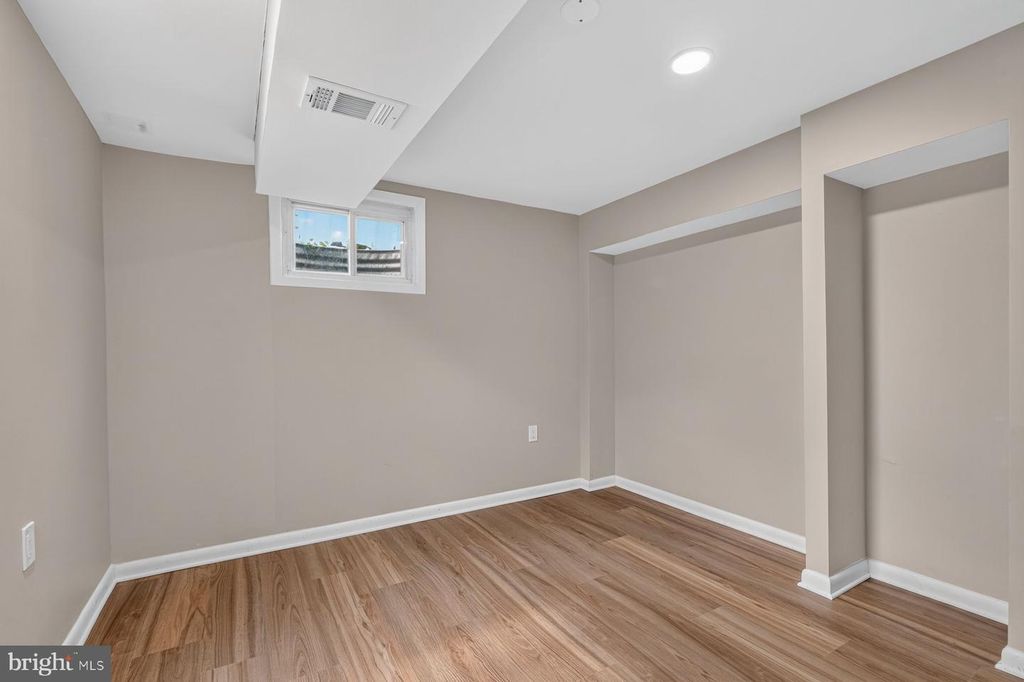 Image 22 of property listing at 7914 W PARK DR, Hyattsville, MD 20783