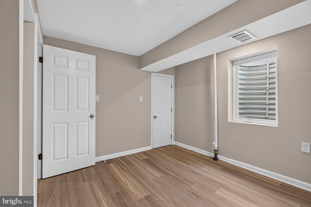Image 24 of property listing at 7914 W PARK DR, Hyattsville, MD 20783