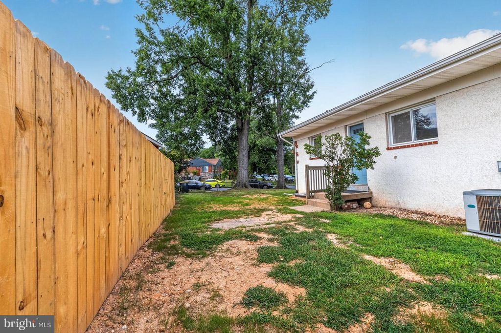 Image 27 of property listing at 7914 W PARK DR, Hyattsville, MD 20783
