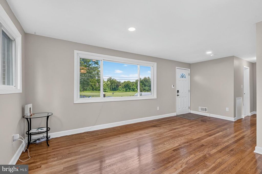 Image 4 of property listing at 7914 W PARK DR, Hyattsville, MD 20783