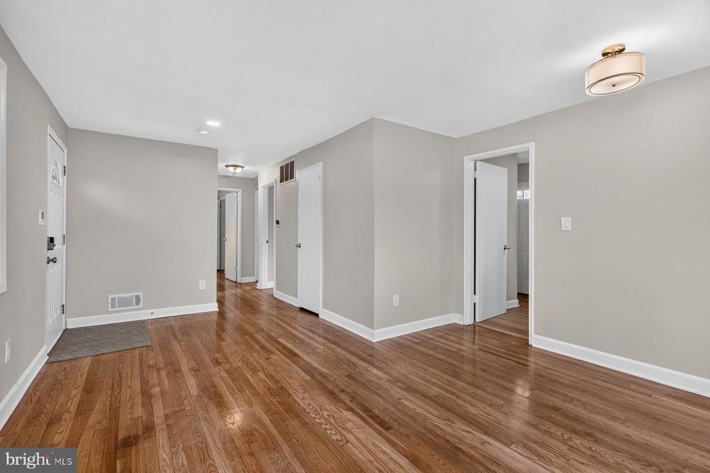 Image 5 of property listing at 7914 W PARK DR, Hyattsville, MD 20783