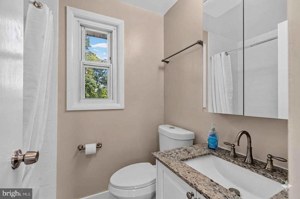 Image 6 of property listing at 7914 W PARK DR, Hyattsville, MD 20783