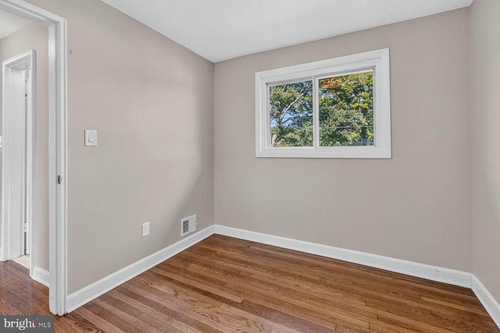 Image 8 of property listing at 7914 W PARK DR, Hyattsville, MD 20783