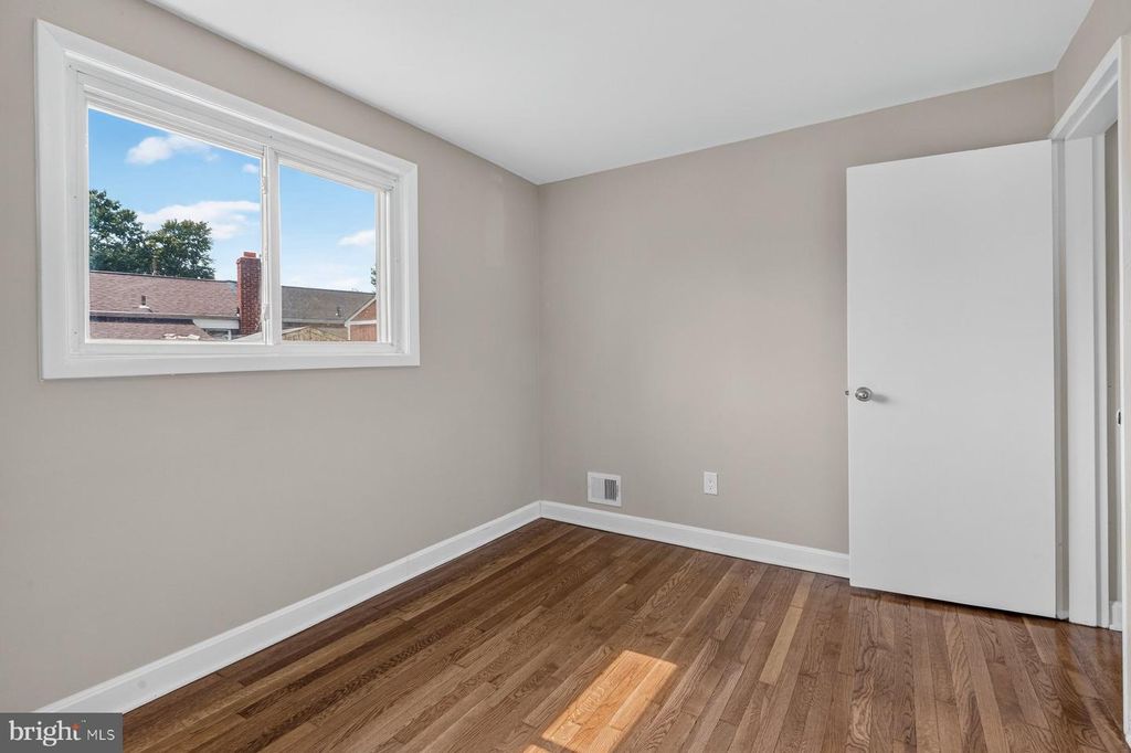 Image 10 of property listing at 7914 W PARK DR, Hyattsville, MD 20783