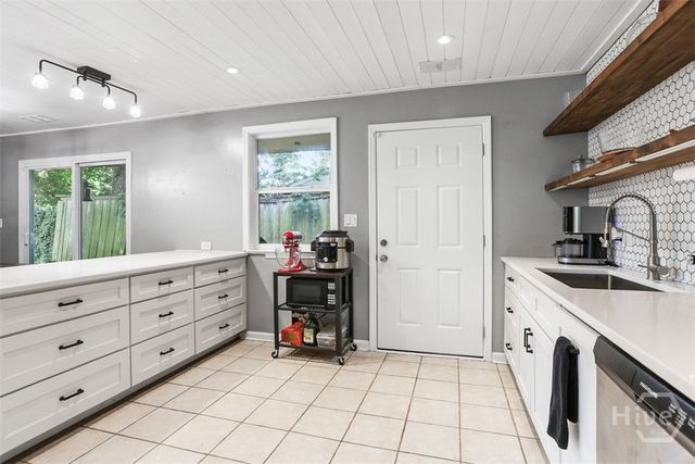 8 Hillyer Drive, Savannah, GA 31406