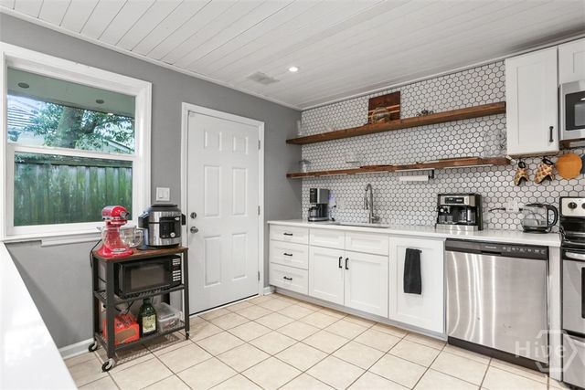 8 Hillyer Drive, Savannah, GA 31406