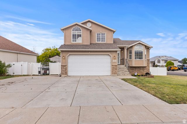 4121 WESTLAKE DR, Roy, UT 84067