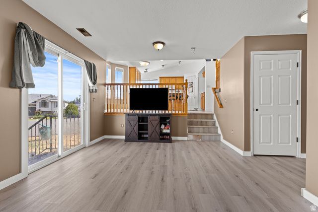 4121 WESTLAKE DR, Roy, UT 84067