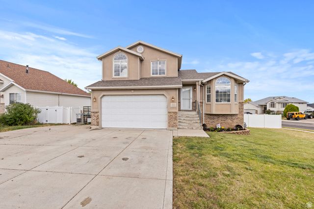 4121 WESTLAKE DR, Roy, UT 84067
