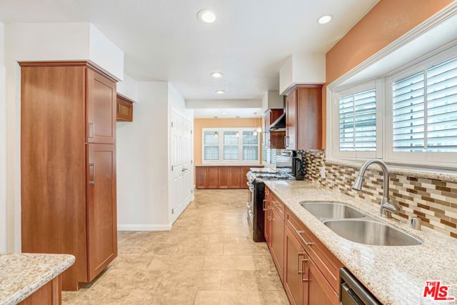 4827 8th Avenue, Los Angeles, CA 90043