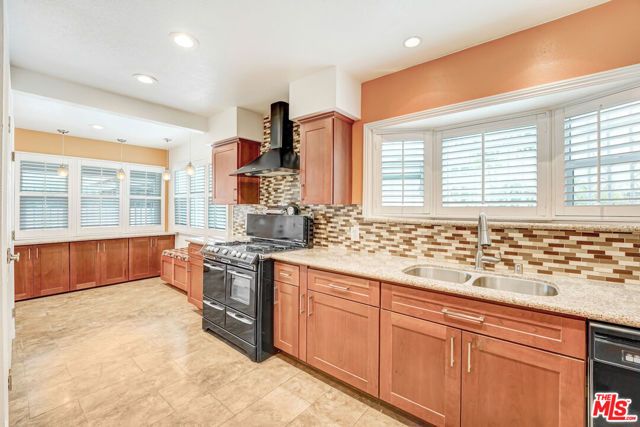 4827 8th Avenue, Los Angeles, CA 90043