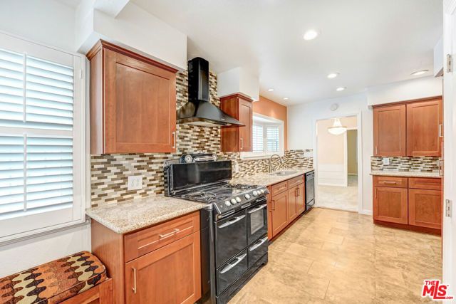 4827 8th Avenue, Los Angeles, CA 90043