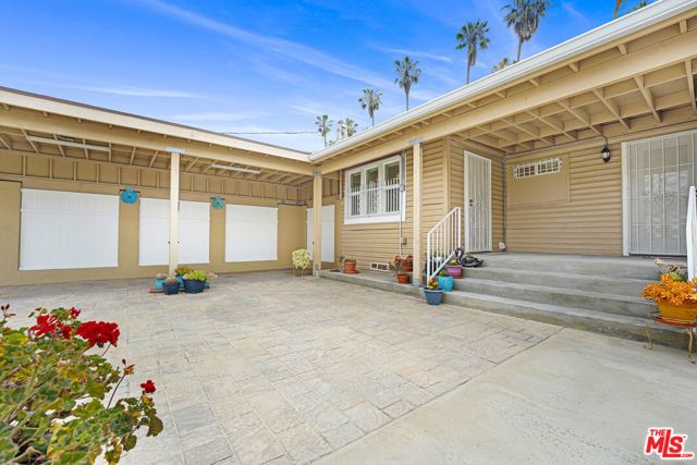 4827 8th Avenue, Los Angeles, CA 90043