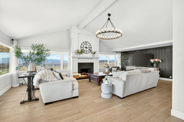 3320 N Foothill Road, Medford, OR 97504