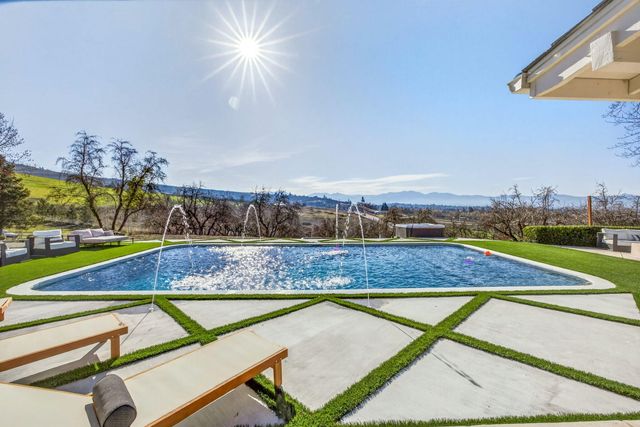 3320 N Foothill Road, Medford, OR 97504