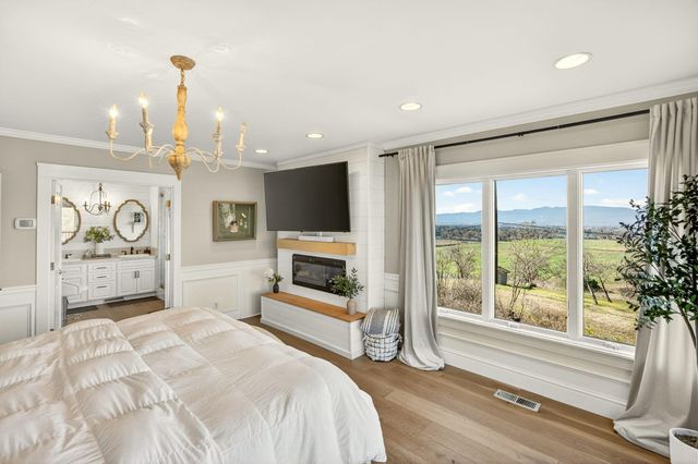 3320 N Foothill Road, Medford, OR 97504