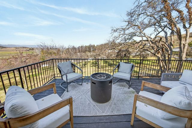 3320 N Foothill Road, Medford, OR 97504