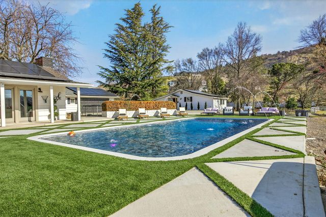 3320 N Foothill Road, Medford, OR 97504