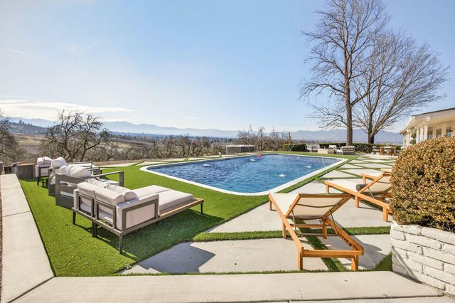 3320 N Foothill Road, Medford, OR 97504