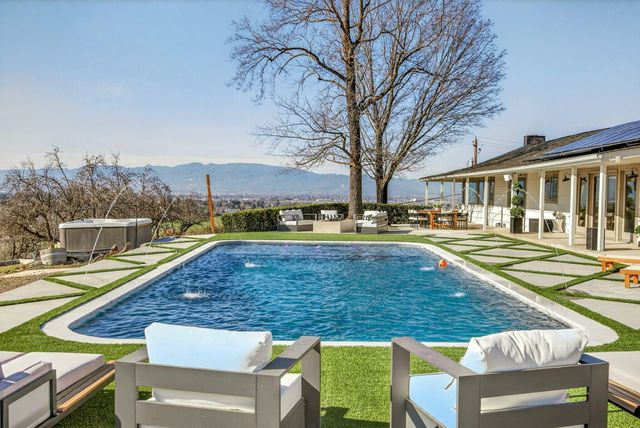 3320 N Foothill Road, Medford, OR 97504