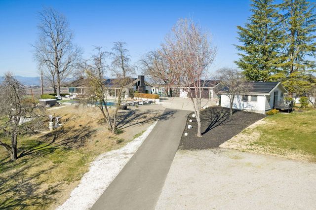 3320 N Foothill Road, Medford, OR 97504