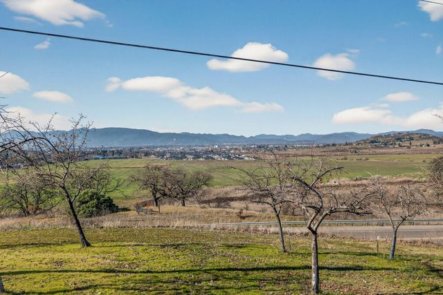 3320 N Foothill Road, Medford, OR 97504