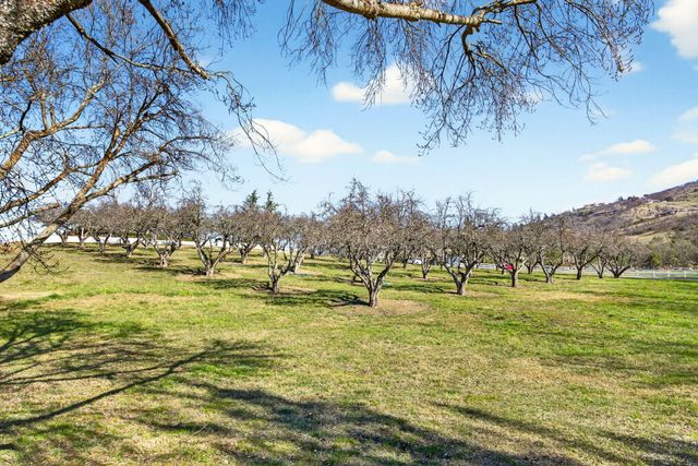 3320 N Foothill Road, Medford, OR 97504