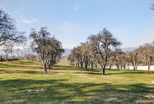 3320 N Foothill Road, Medford, OR 97504