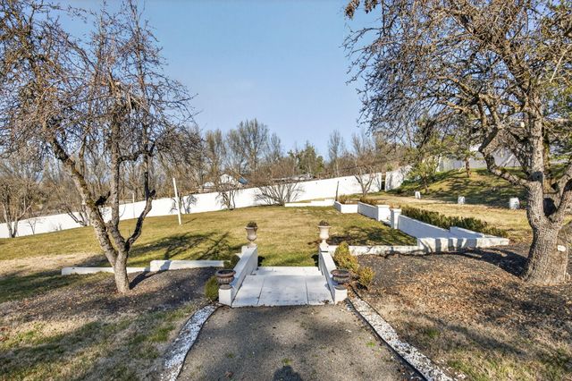 3320 N Foothill Road, Medford, OR 97504