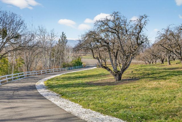 3320 N Foothill Road, Medford, OR 97504