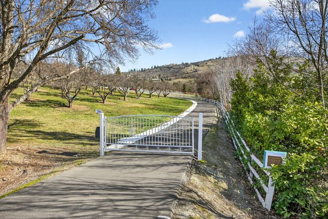 3320 N Foothill Road, Medford, OR 97504