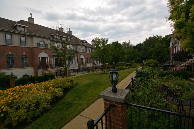 1904 Alta Vista Court, Naperville, IL 60563