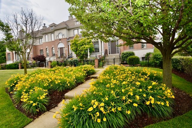 1904 Alta Vista Court, Naperville, IL 60563