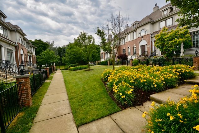 1904 Alta Vista Court, Naperville, IL 60563